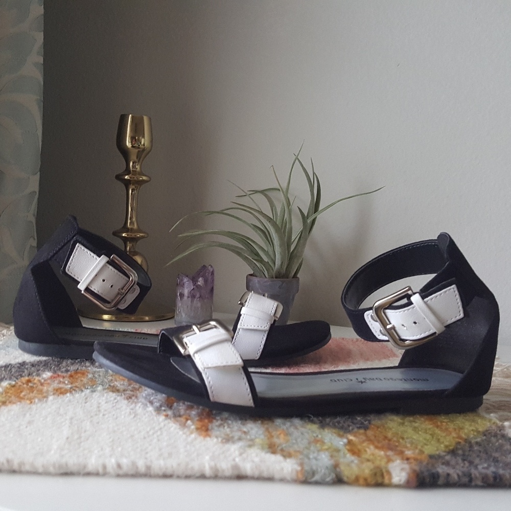 Sandals - Picture 2 of 6